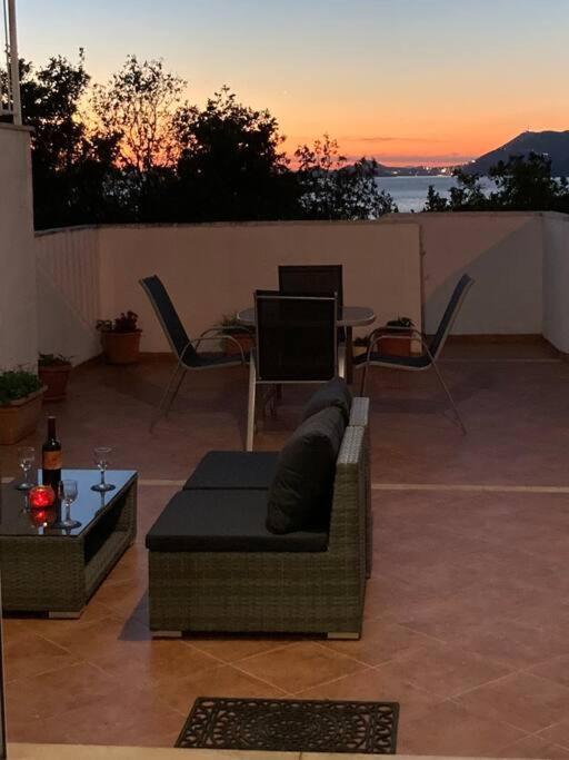 Lovely Split Level Apartment With Sea View, Pool, Free Parking And Wifi Cavtat Luaran gambar