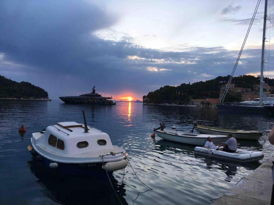 Lovely Split Level Apartment With Sea View, Pool, Free Parking And Wifi Cavtat Luaran gambar